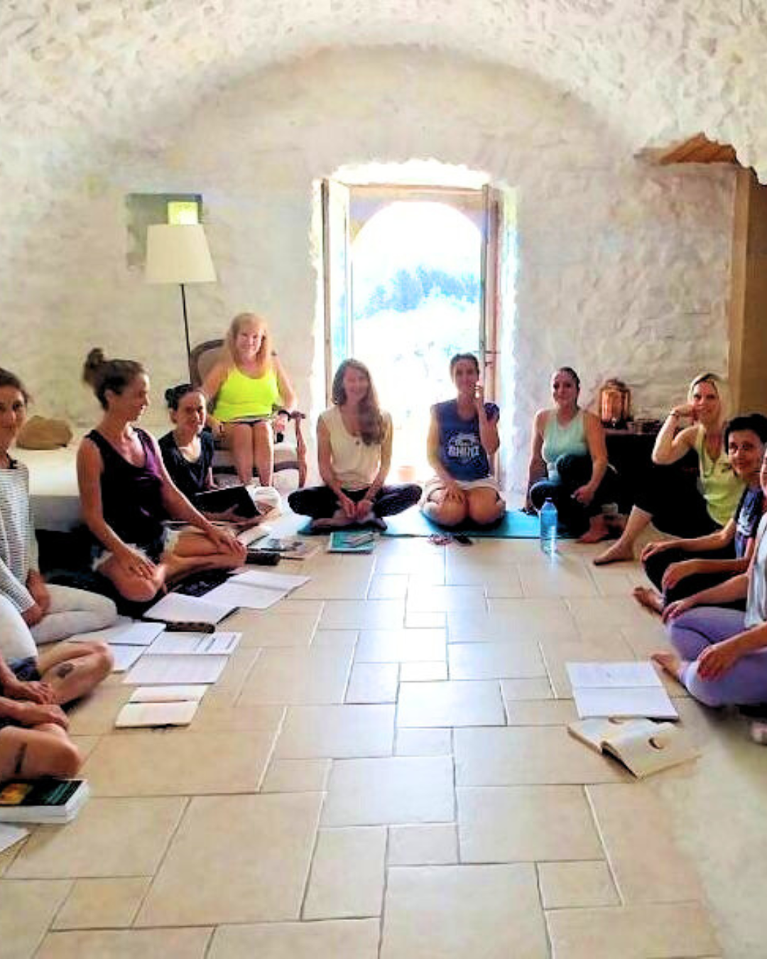 Moment de détente pendant une retraite de yoga à l'ashram Yogaji Academy